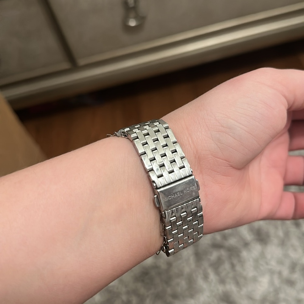 Silver Michael Kors watch. - Picture 5 of 7